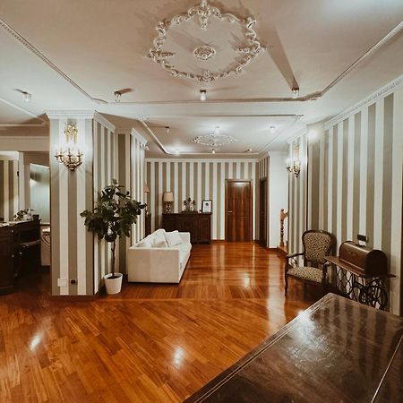 Residenza Tritone Luxury Guest House Trevi Fountain Рим Экстерьер фото