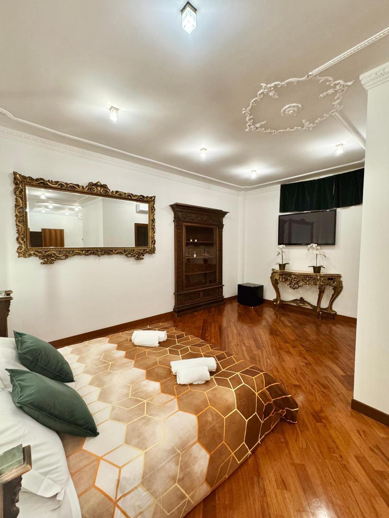 Residenza Tritone Luxury Guest House Trevi Fountain Рим Экстерьер фото