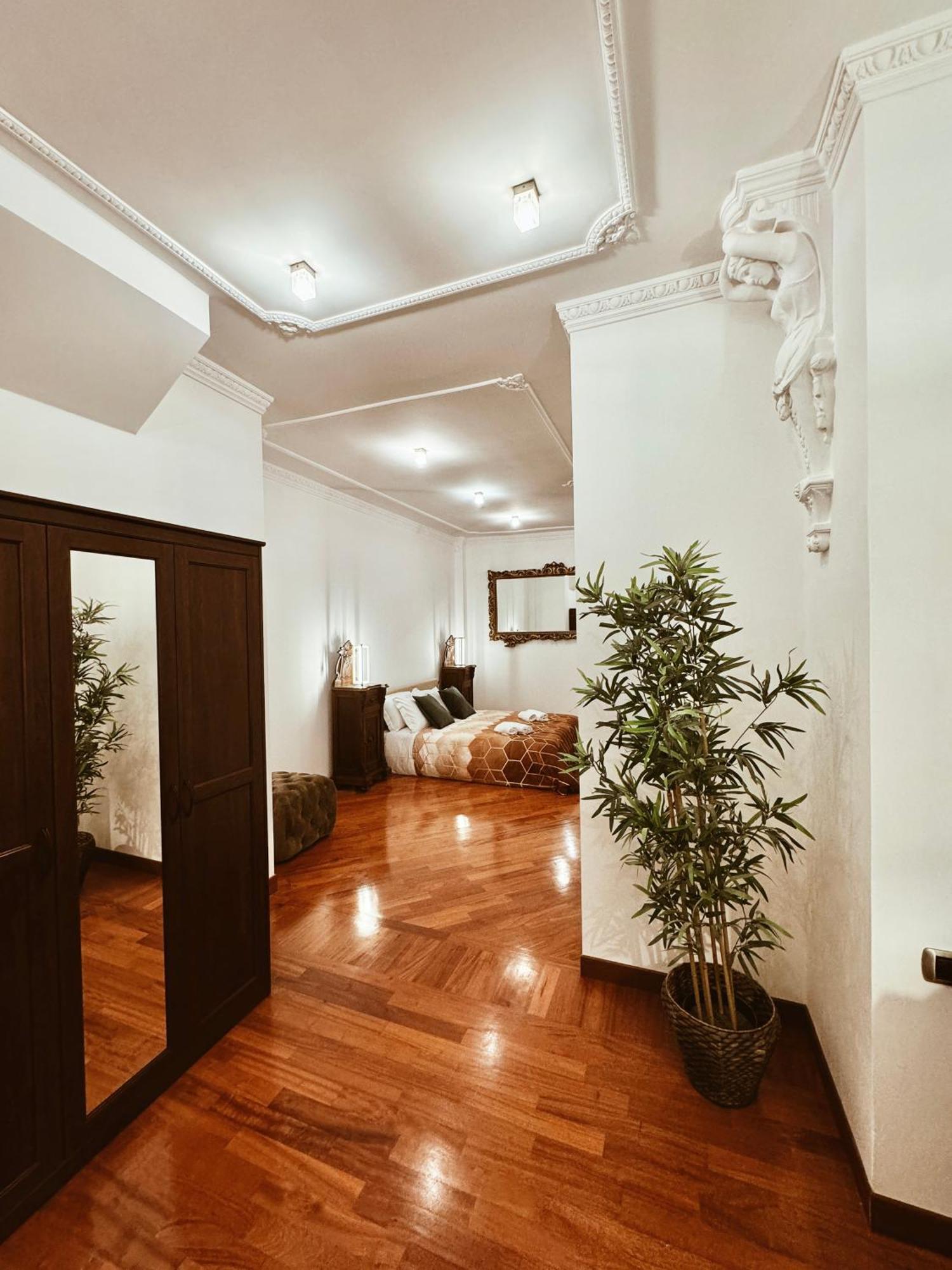 Residenza Tritone Luxury Guest House Trevi Fountain Рим Экстерьер фото