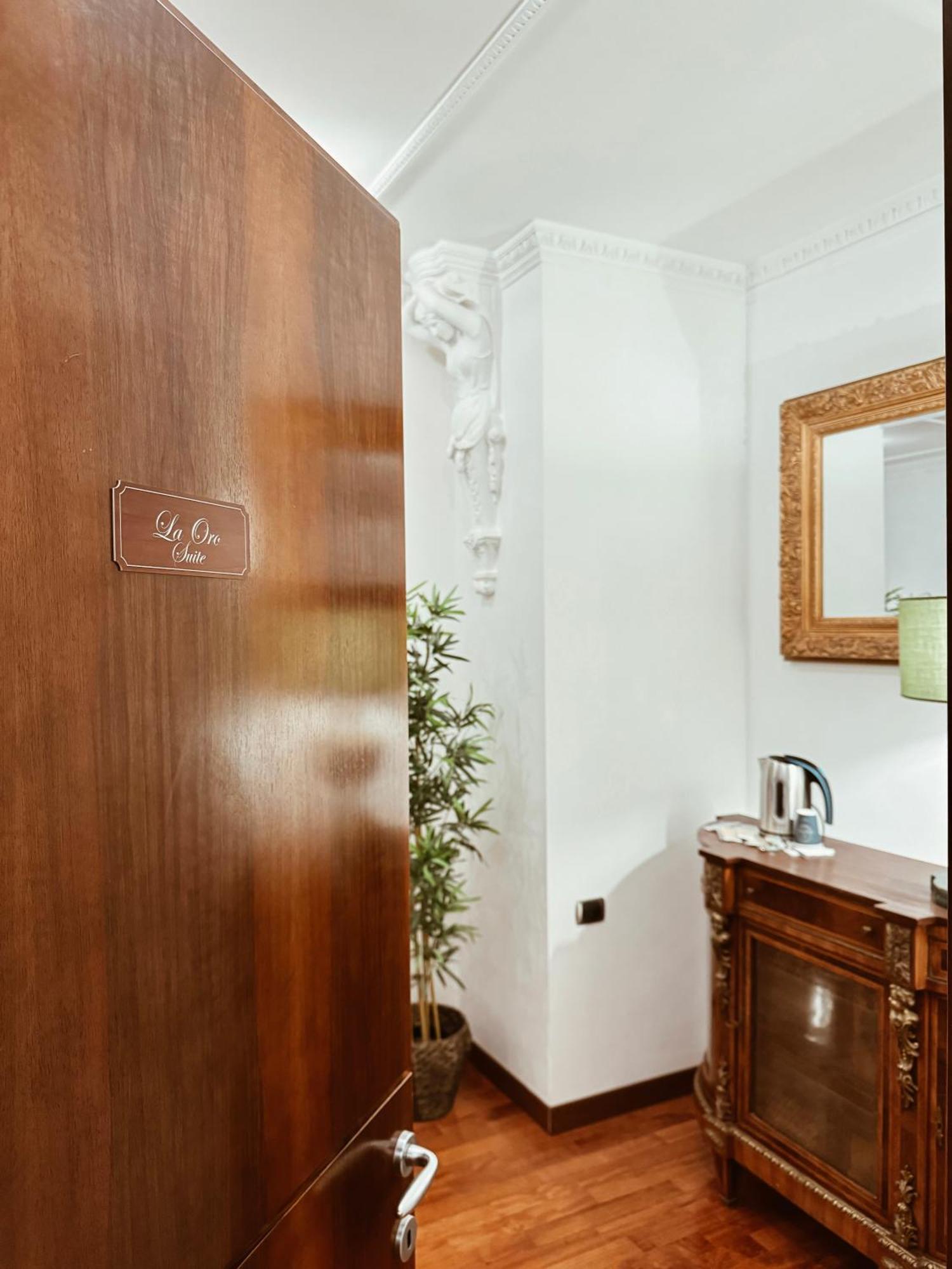Residenza Tritone Luxury Guest House Trevi Fountain Рим Экстерьер фото