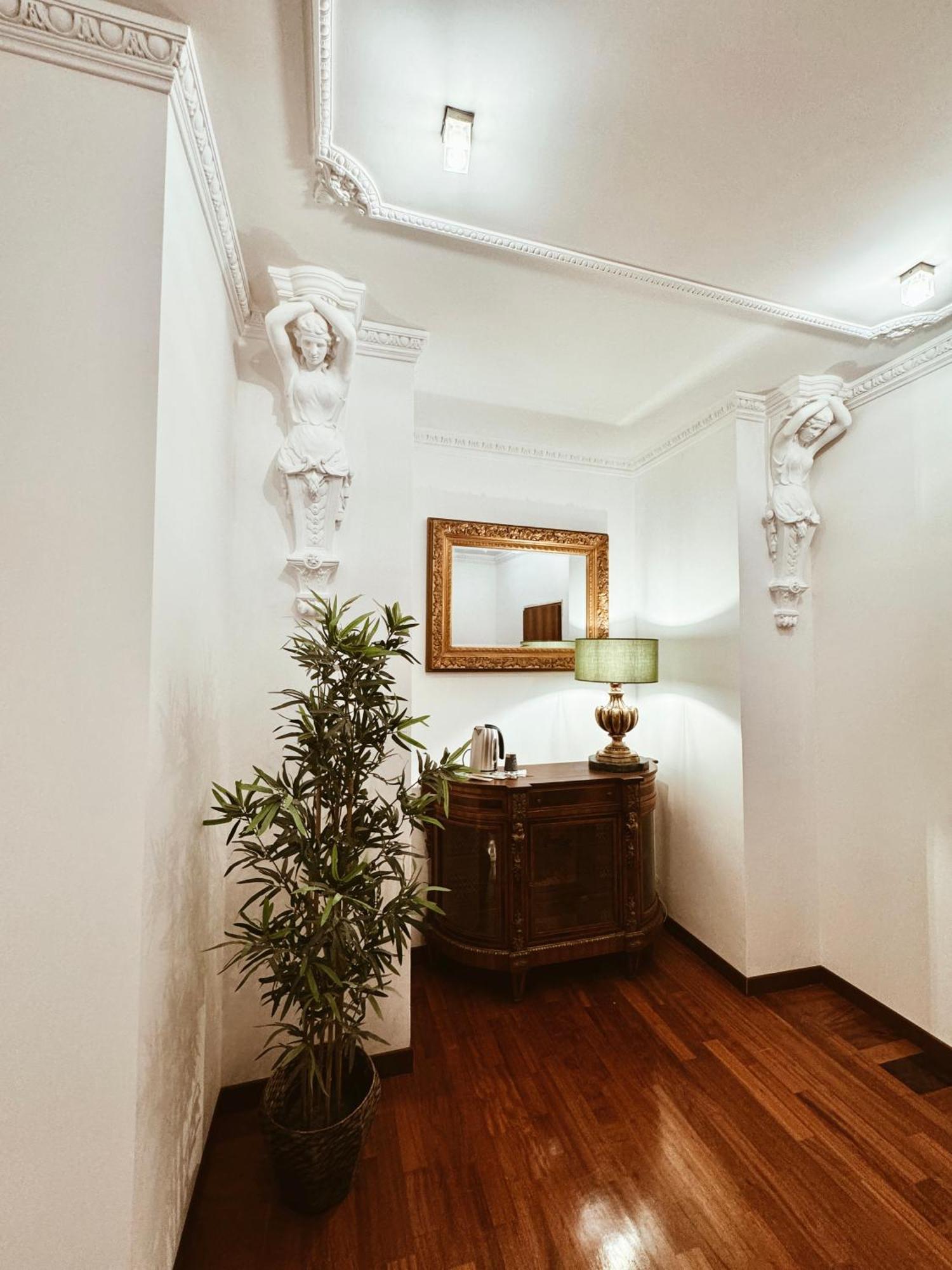 Residenza Tritone Luxury Guest House Trevi Fountain Рим Экстерьер фото