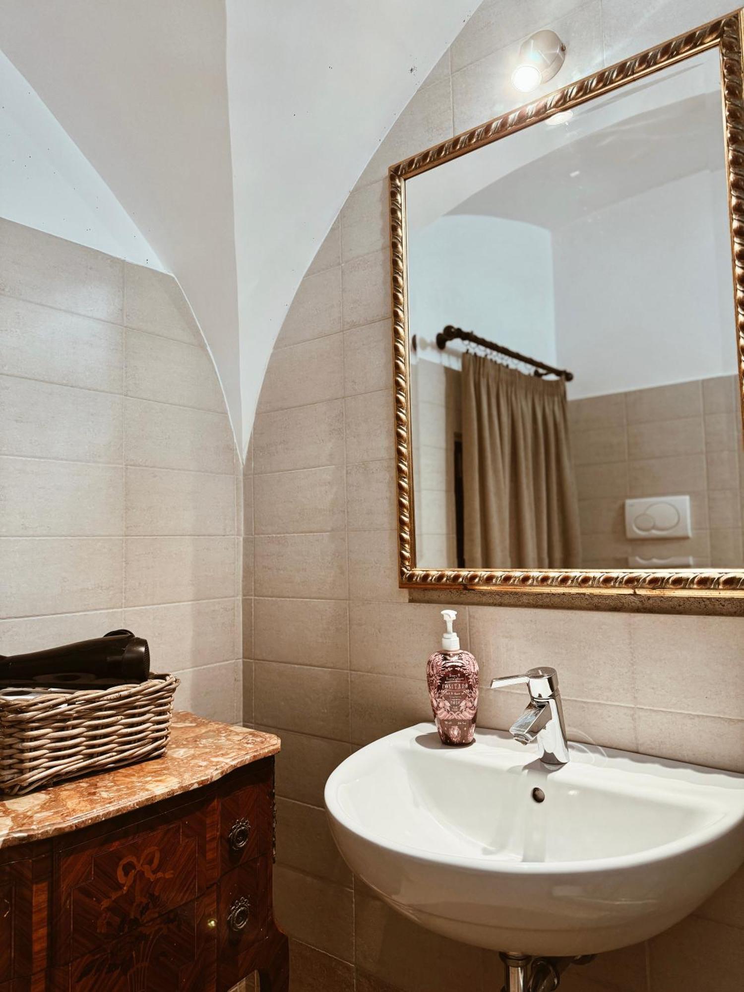 Residenza Tritone Luxury Guest House Trevi Fountain Рим Экстерьер фото