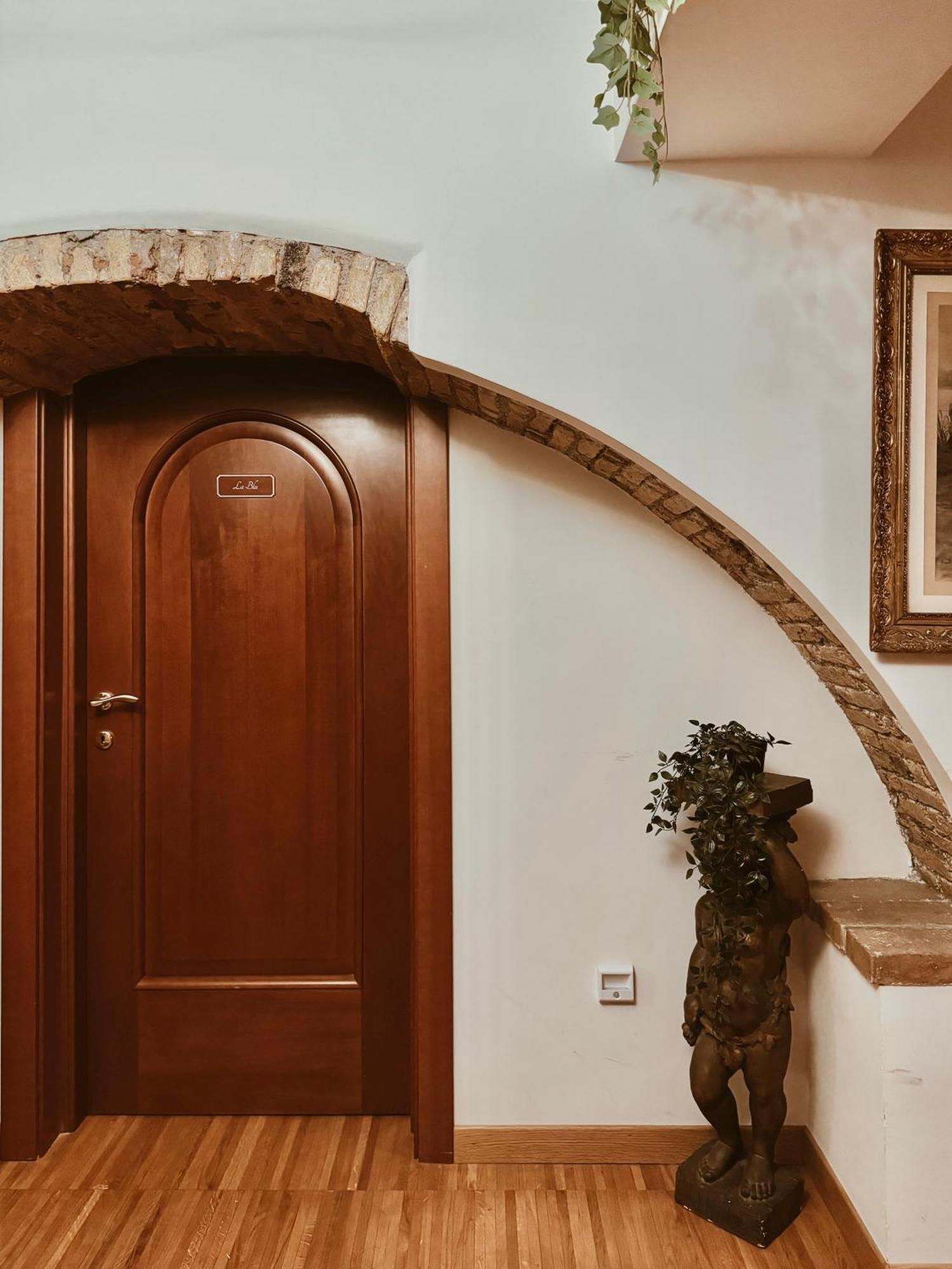 Residenza Tritone Luxury Guest House Trevi Fountain Рим Экстерьер фото