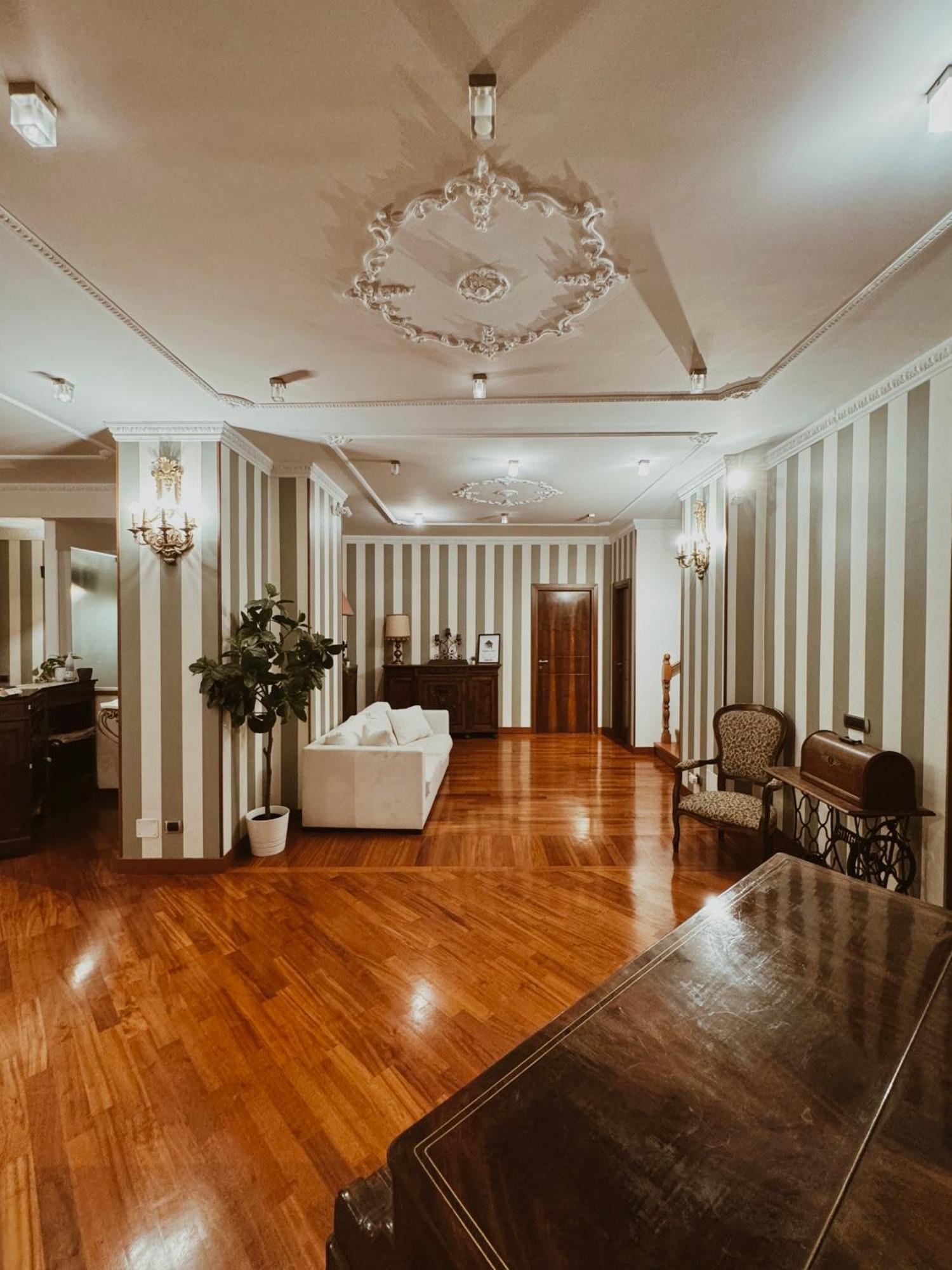 Residenza Tritone Luxury Guest House Trevi Fountain Рим Экстерьер фото