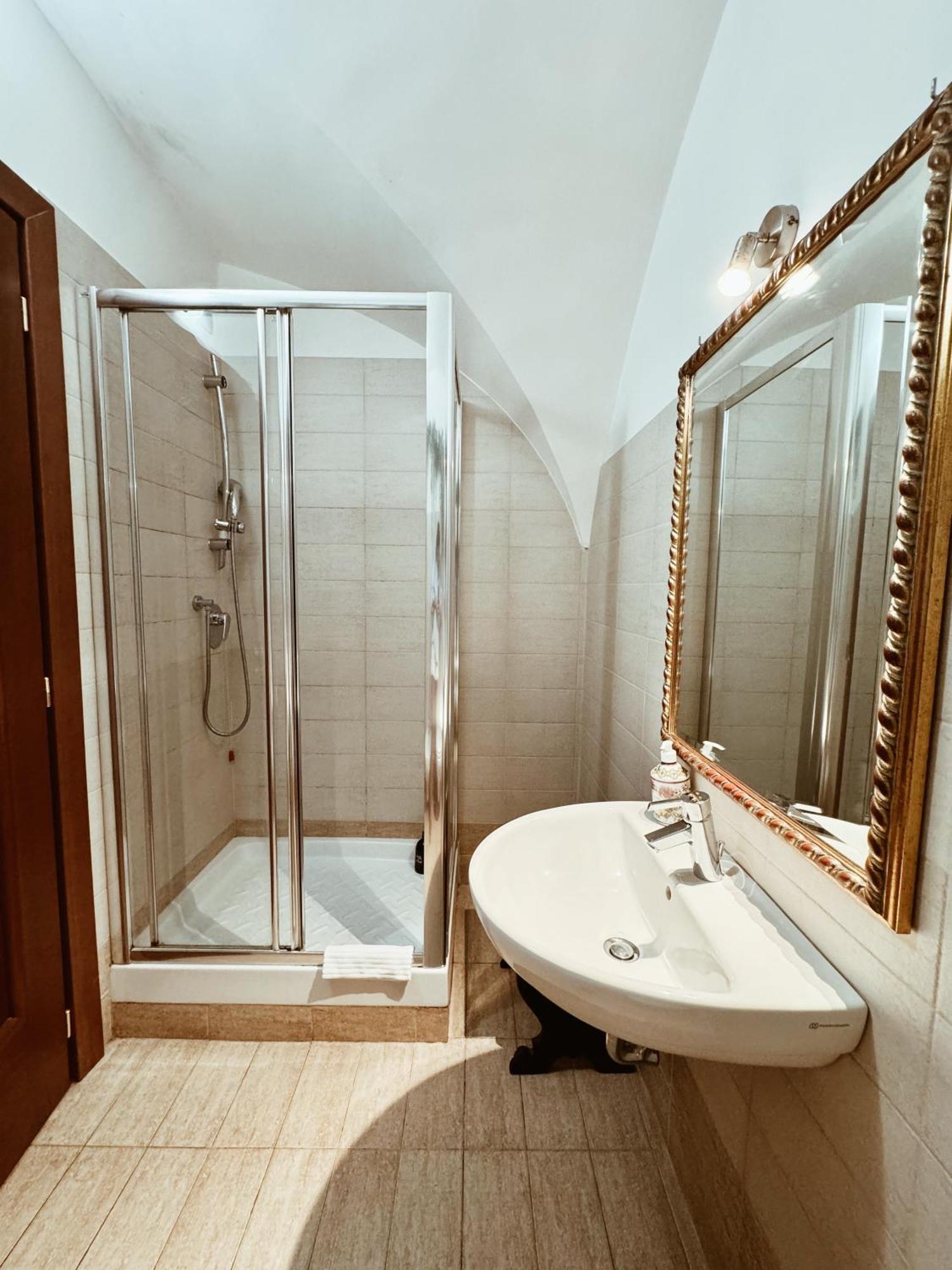 Residenza Tritone Luxury Guest House Trevi Fountain Рим Экстерьер фото