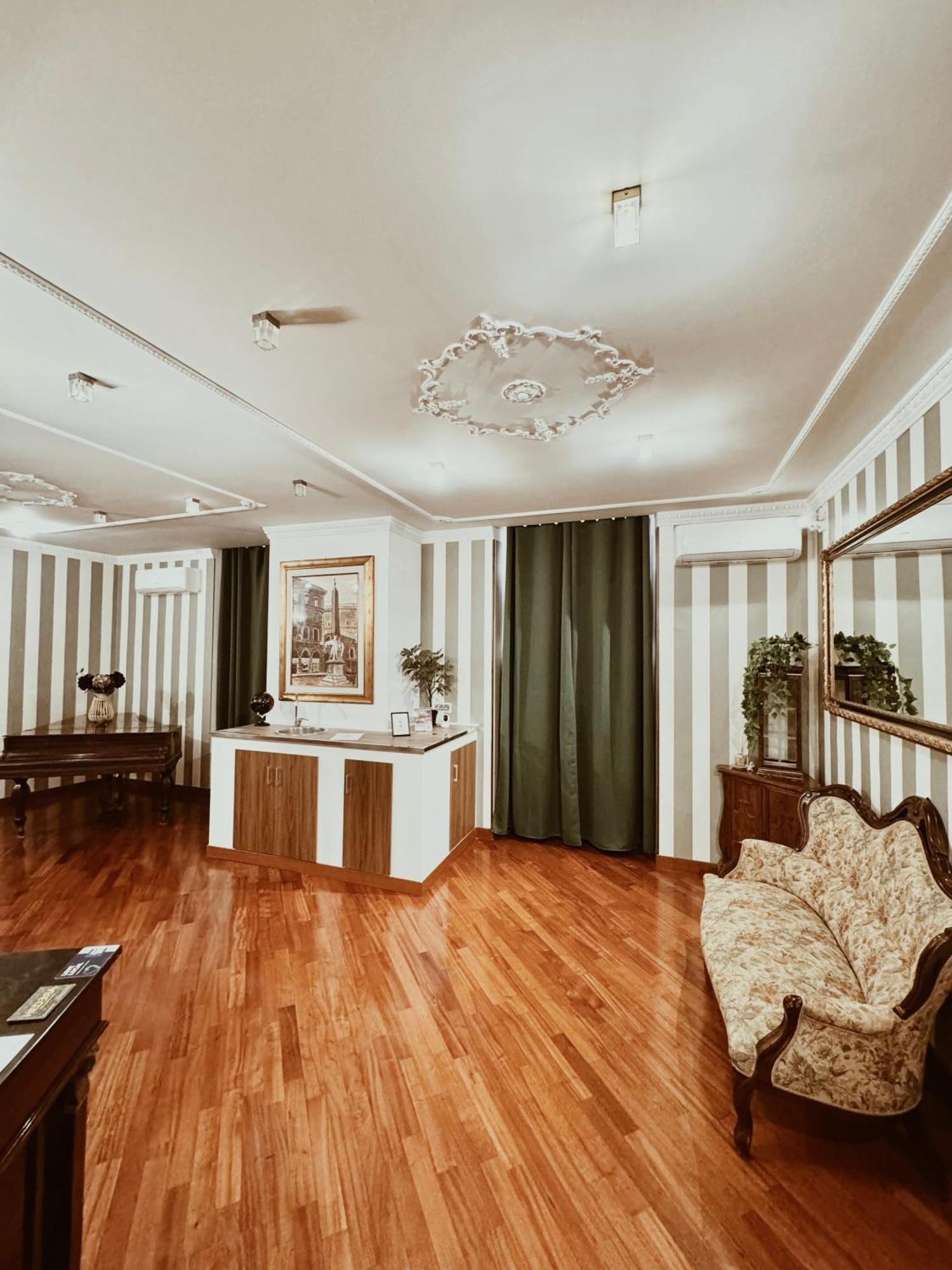 Residenza Tritone Luxury Guest House Trevi Fountain Рим Экстерьер фото