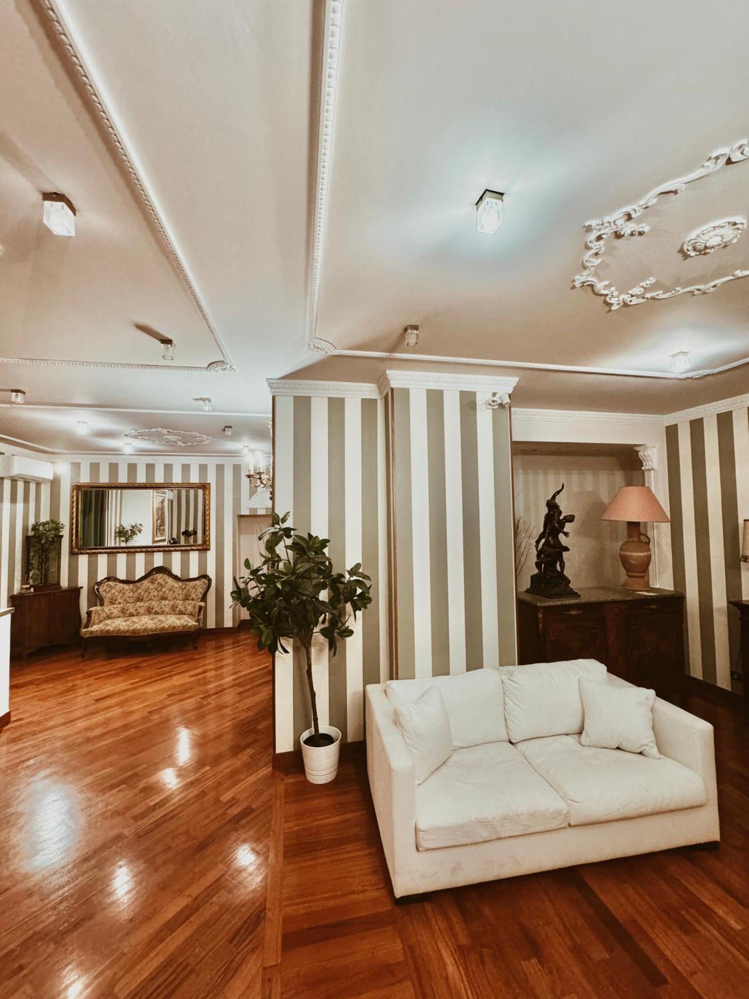 Residenza Tritone Luxury Guest House Trevi Fountain Рим Экстерьер фото