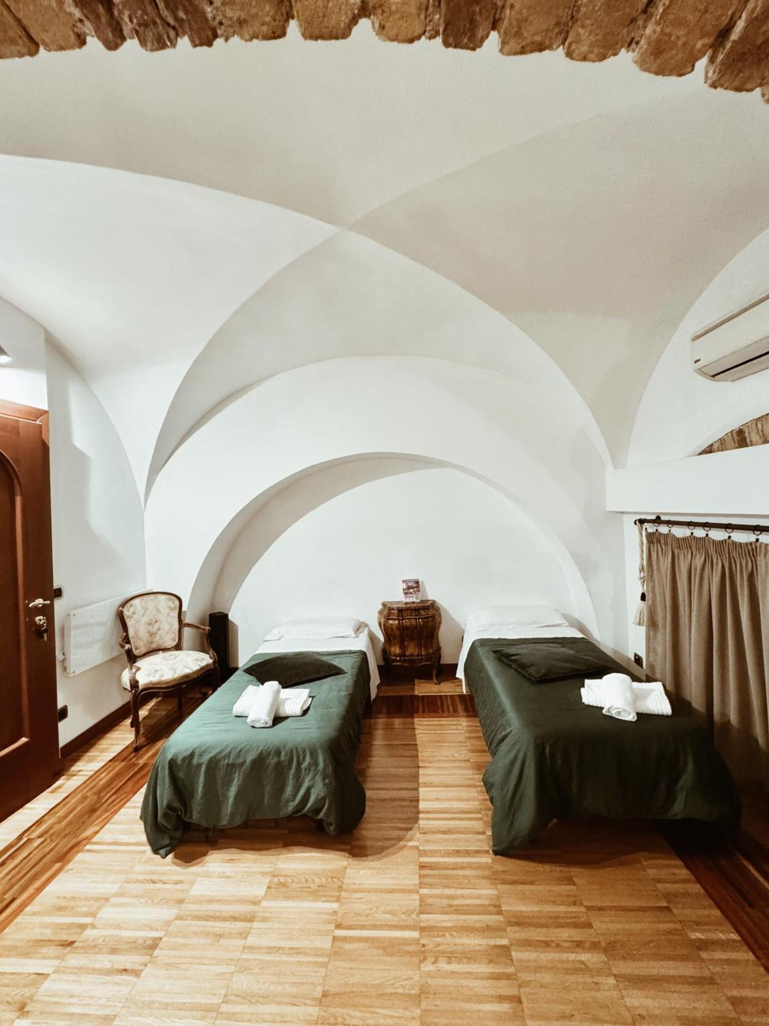 Residenza Tritone Luxury Guest House Trevi Fountain Рим Экстерьер фото