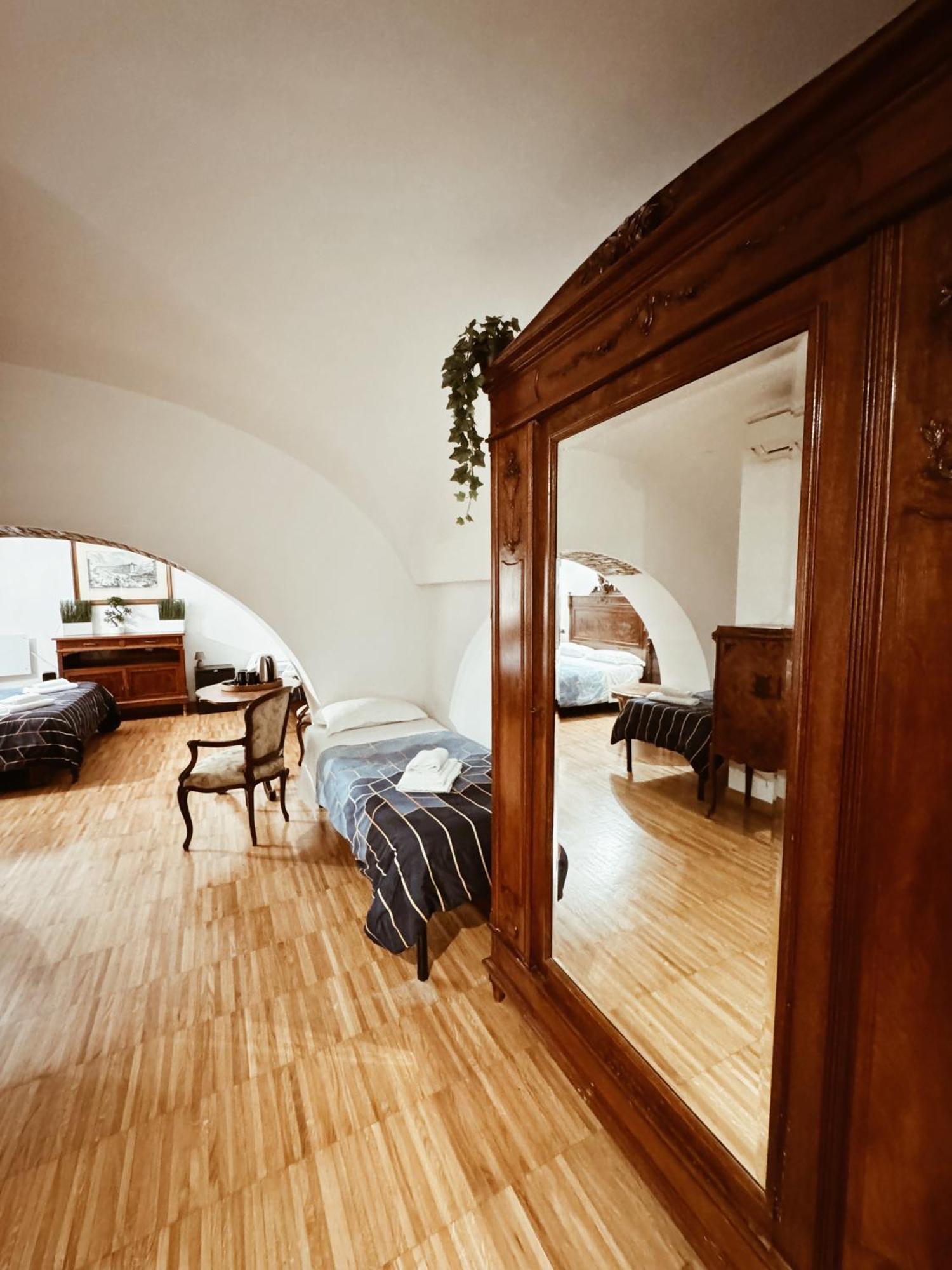 Residenza Tritone Luxury Guest House Trevi Fountain Рим Экстерьер фото