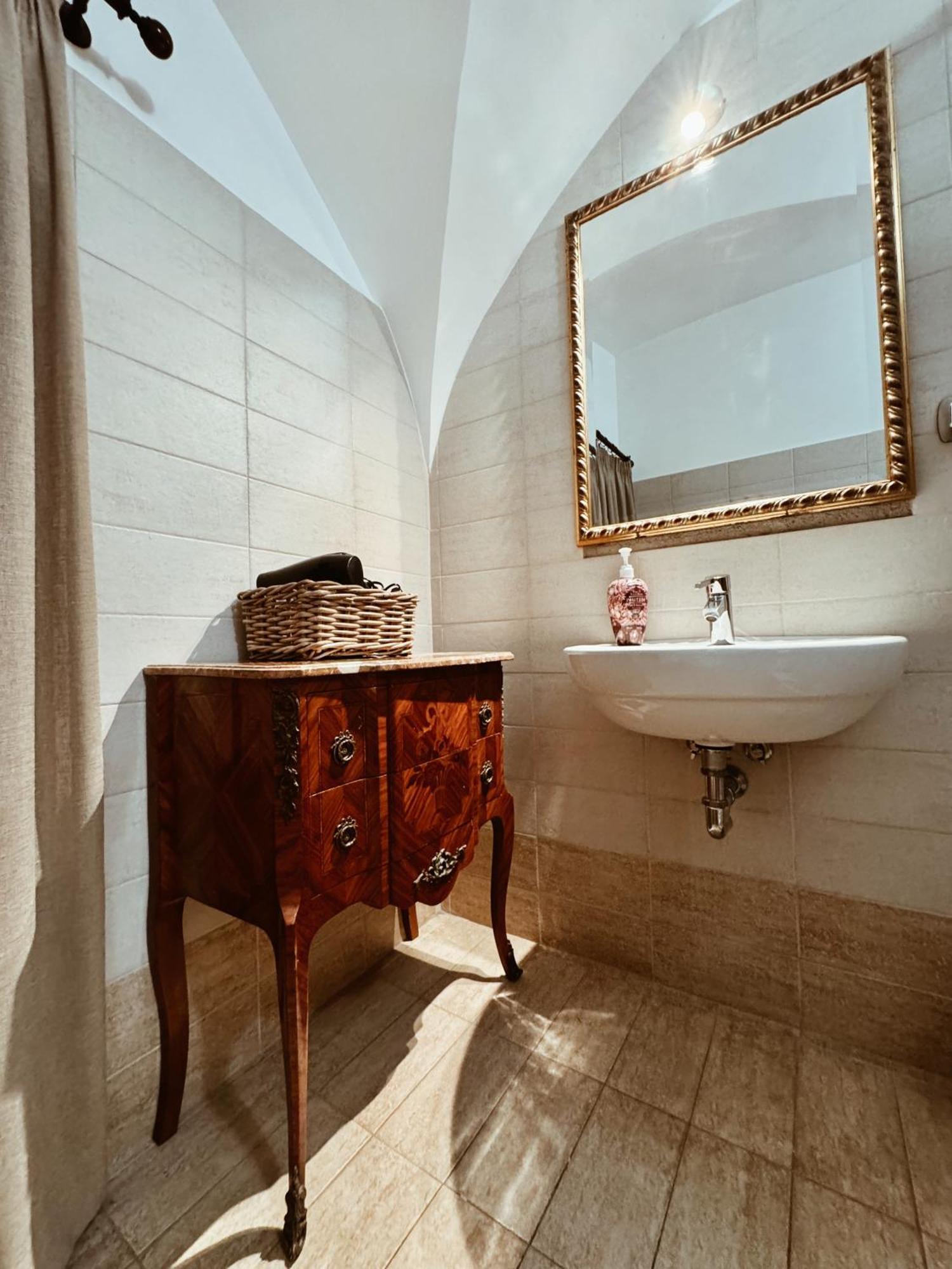 Residenza Tritone Luxury Guest House Trevi Fountain Рим Экстерьер фото