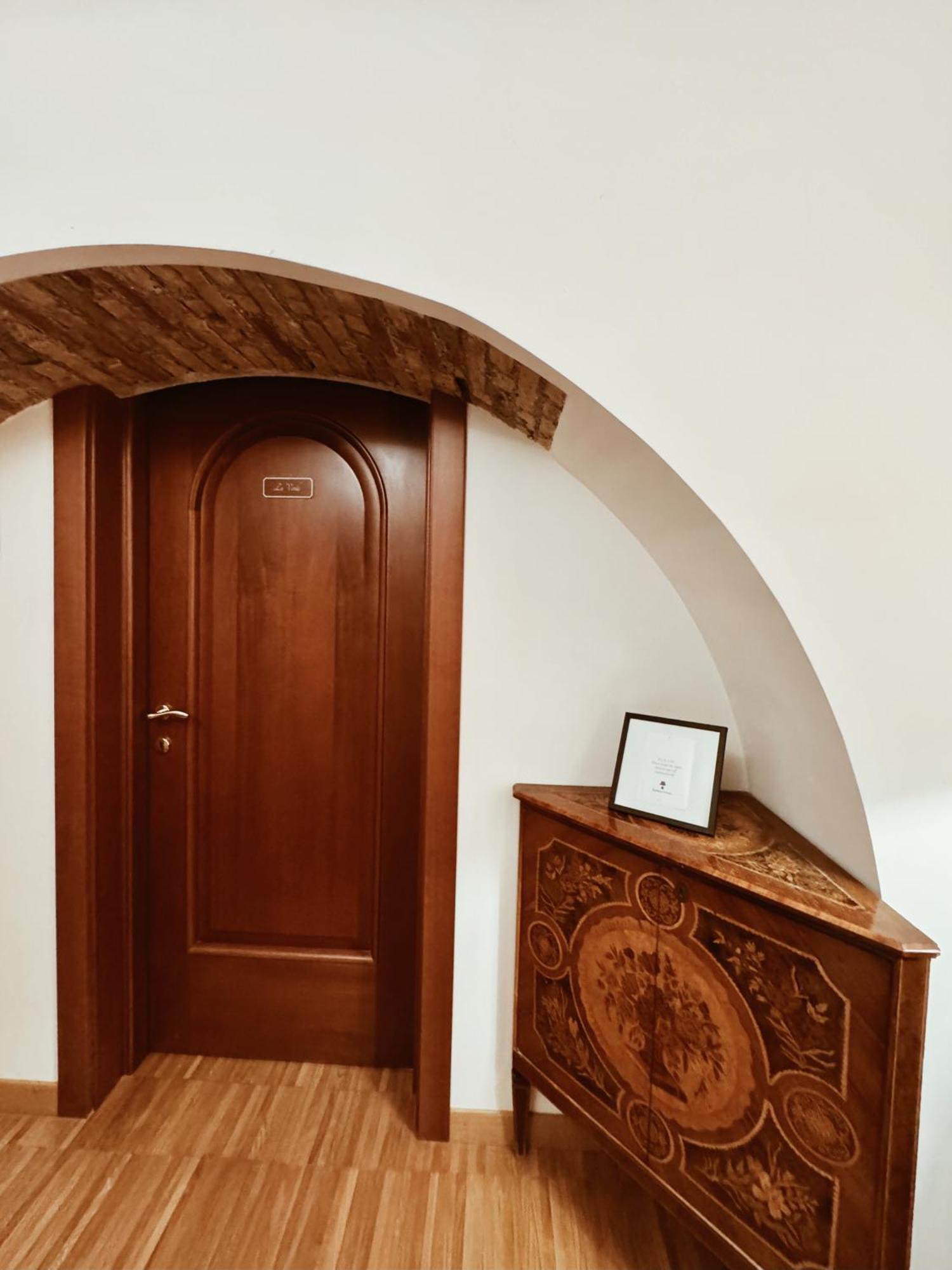 Residenza Tritone Luxury Guest House Trevi Fountain Рим Экстерьер фото