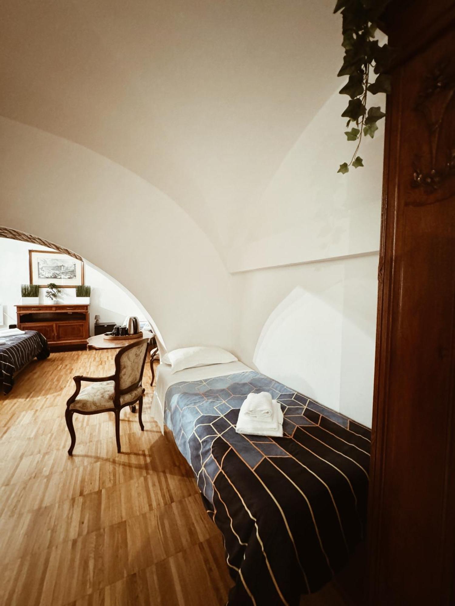 Residenza Tritone Luxury Guest House Trevi Fountain Рим Экстерьер фото